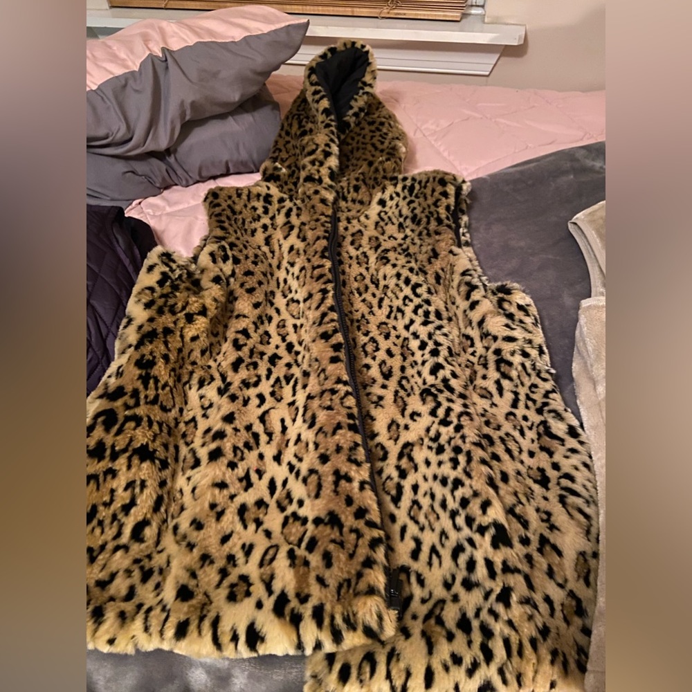 Very pretty hooded fleece vest